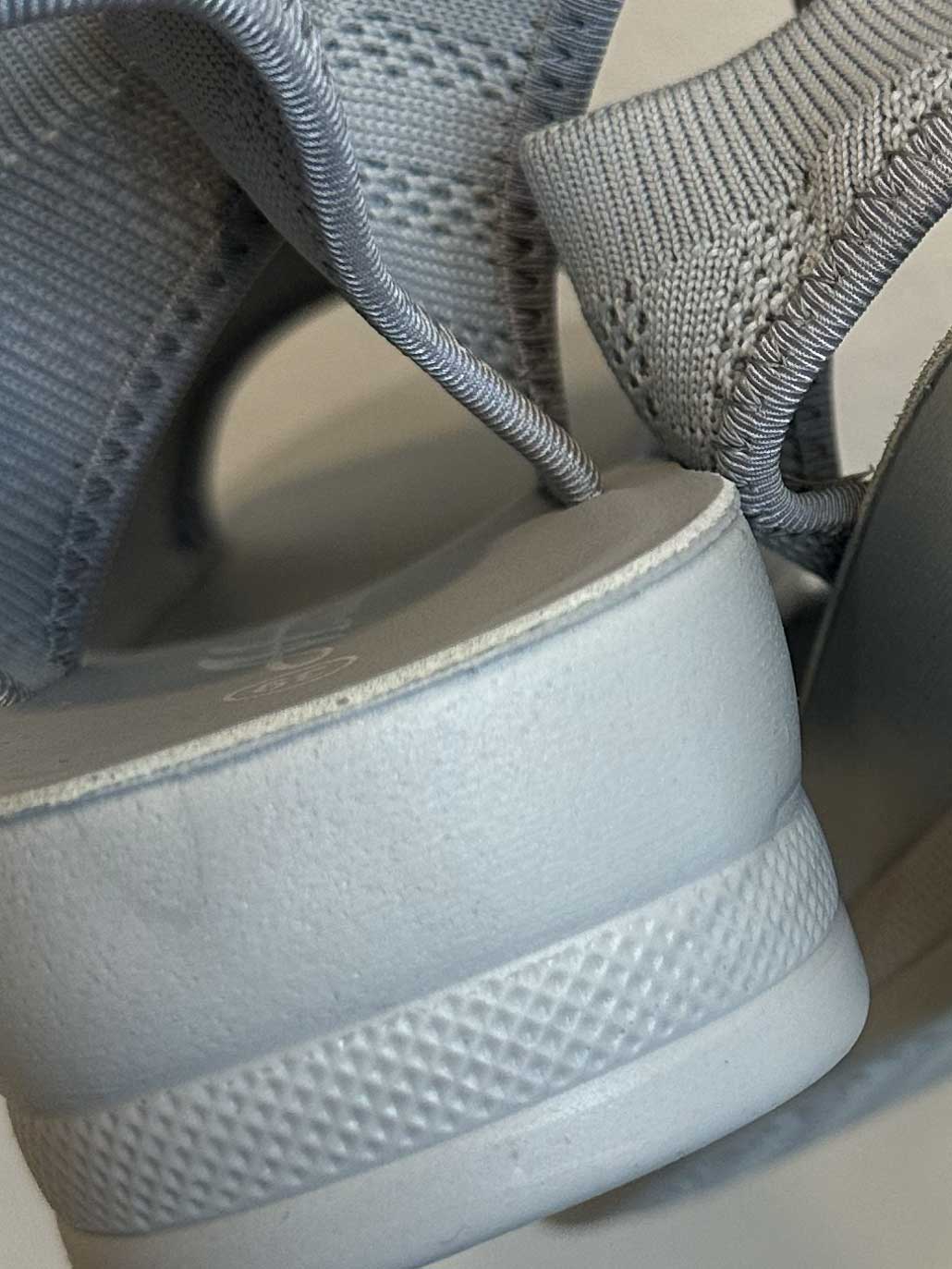 Jolina - Mjuka sandaler med liten klack och stretchrem